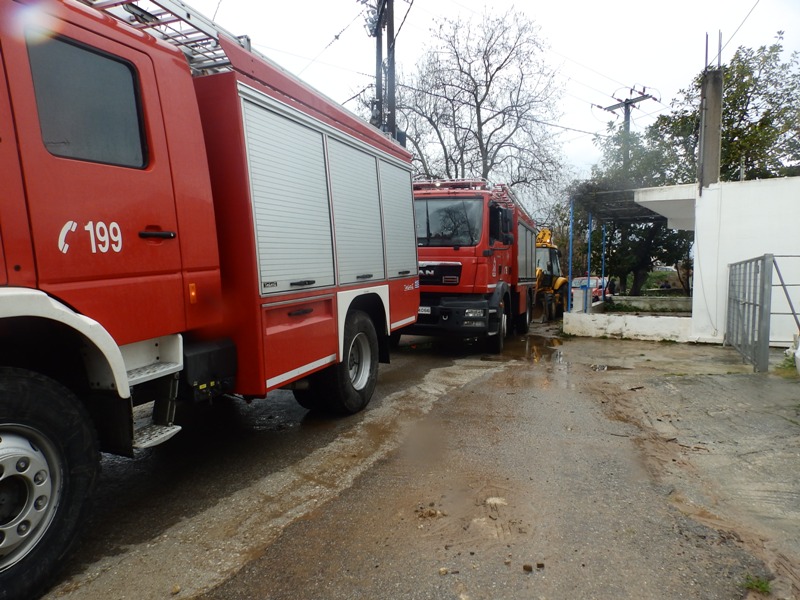 Χανιά: Χείμαρρος παρέσυρε αυτοκίνητο με τον οδηγό στο Γεράνι (φωτο)