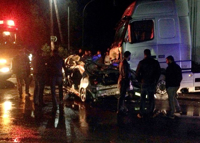 Νέο θανατηφόρο τροχαίο: Αυτοκίνητο καρφώθηκε σε νταλίκα! (φωτο)