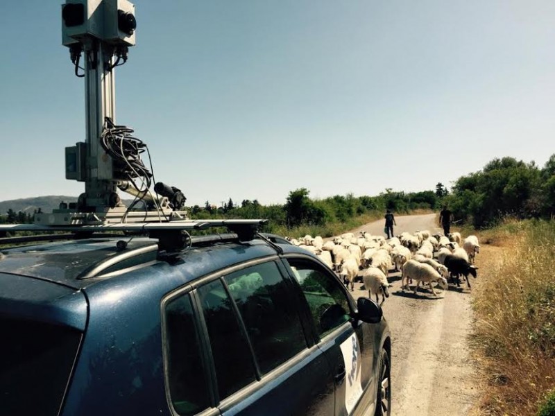 Πρόβατα σταμάτησαν ένα υπερσύγχρονο αυτοκίνητο στα Χανιά (φωτο)