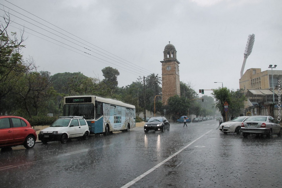 Ισχυρή βροχόπτωση στα Χανιά - Πλημμύρισαν δρόμοι - Πότε θα φτιάξει ο καιρός;
