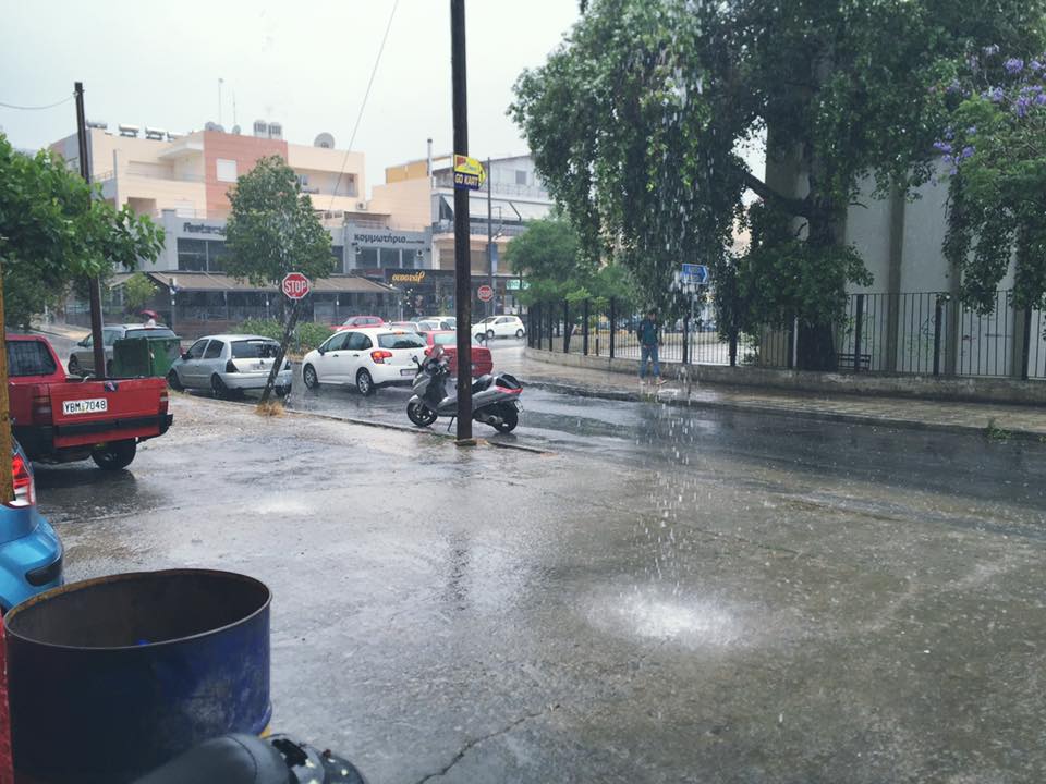 Ισχυρή βροχόπτωση στα Χανιά - Πλημμύρισαν δρόμοι - Πότε θα φτιάξει ο καιρός;