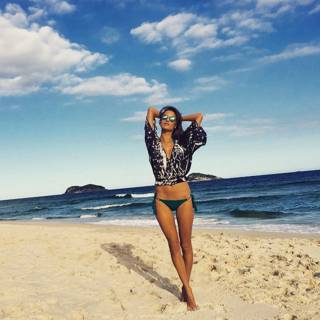Alessandra Ambrosio: Με μπικίνι και πολλές μελανιές στην παραλία