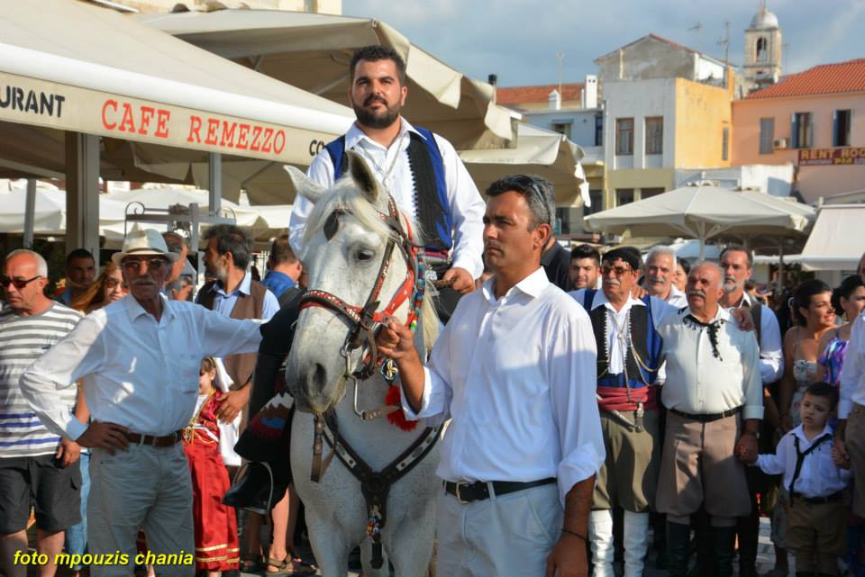 Ο γαμπρός σε άσπρο άλογο υποδέχτηκε τη νύφη που έφτασε με καΐκι στο λιμάνι των Χανίων (Photos)
