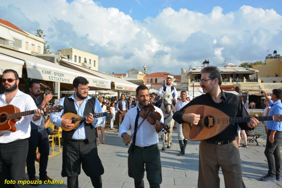 Ο γαμπρός σε άσπρο άλογο υποδέχτηκε τη νύφη που έφτασε με καΐκι στο λιμάνι των Χανίων (Photos)