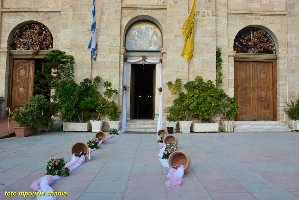 Ο γαμπρός σε άσπρο άλογο υποδέχτηκε τη νύφη που έφτασε με καΐκι στο λιμάνι των Χανίων (Photos)