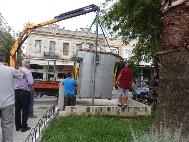 Χανιά: Καθαρίζουν την πλατεία Νέων Καταστημάτων Ξήλωσαν επτά περίπτερα  (Photos)