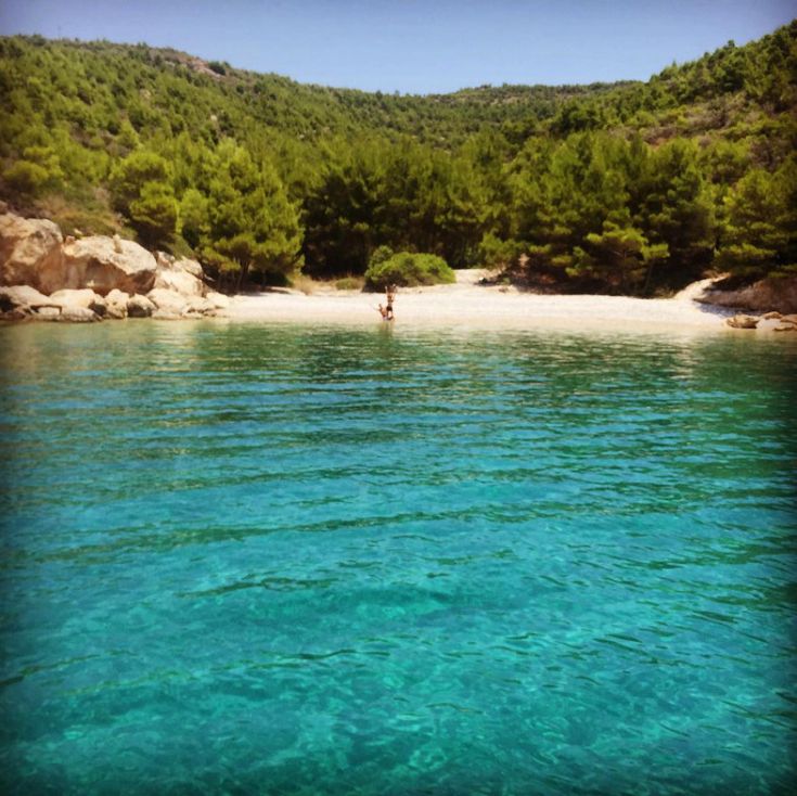 Σακίρα και Πικέ για διακοπές στην Ελλάδα  Τουιτάρουν καταγάλανα νερά παραλίας