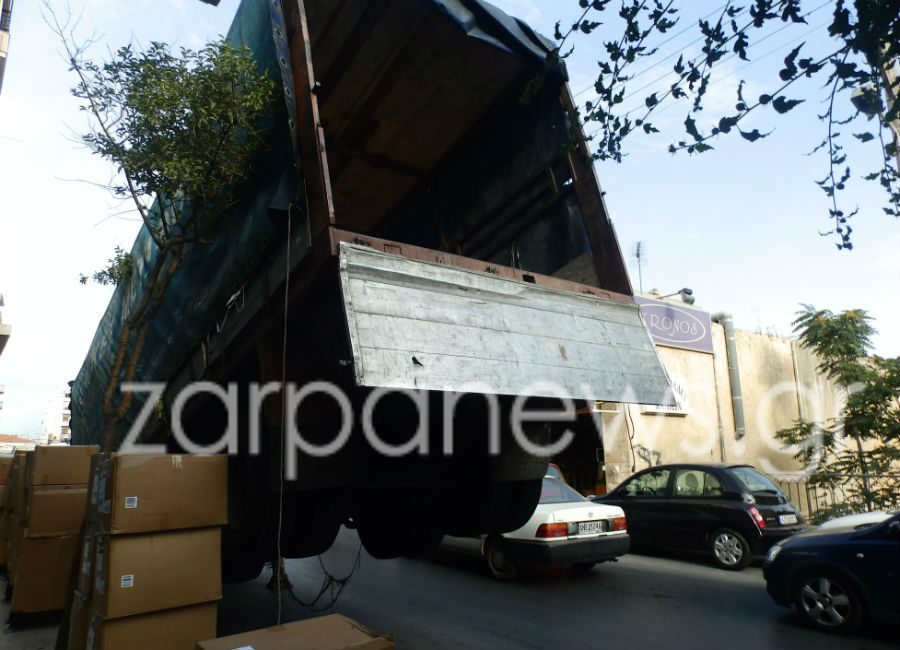 Σούζα νταλίκας στο κέντρο των Χανίων Απίστευτες εικόνες που κόβουν την ανάσα έξω από πολυκατάστημα