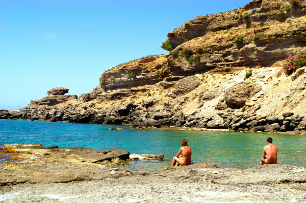 140 παραλίες κι ένα ξενοδοχείο στα Χανιά για… γυμνιστές (Photos)