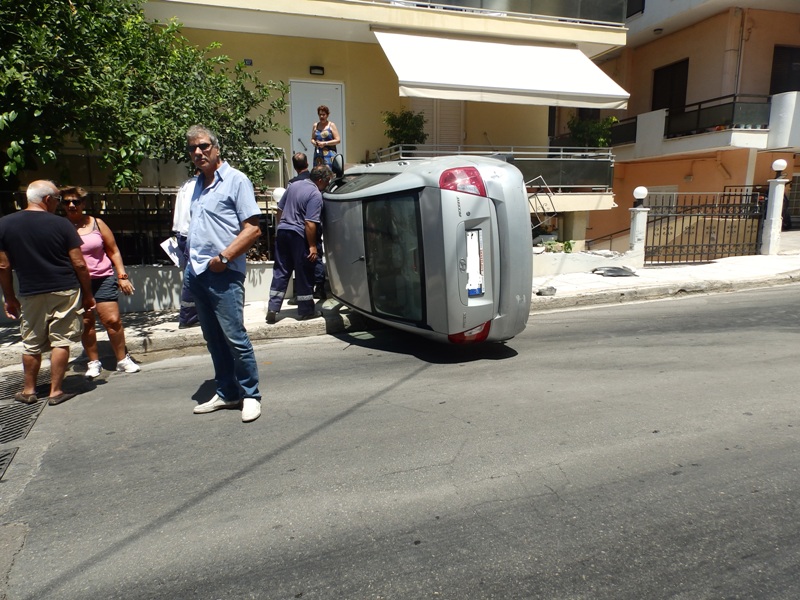 Απίστευτη τούμπα αυτοκινήτου μέσα στο Χανιά (Photos)