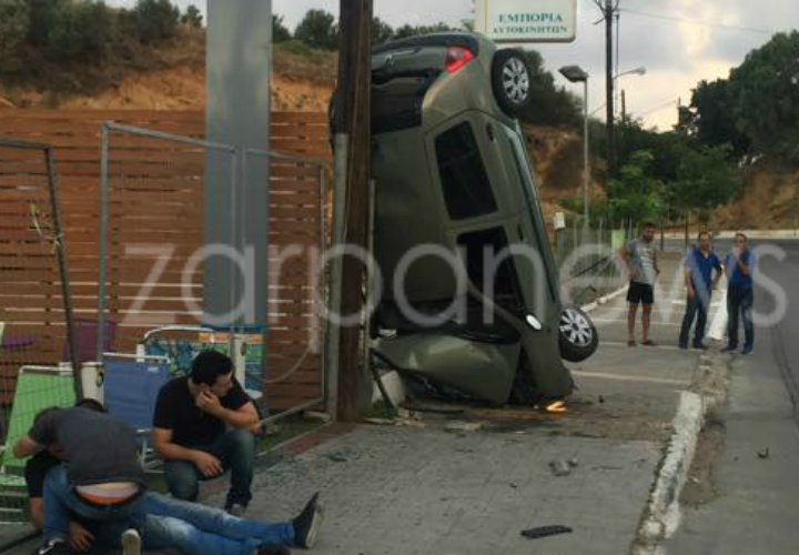 Απίστευτο τροχαίο στα Χανιά – Ι.Χ. βρέθηκε ανάποδα πάνω σε στύλο