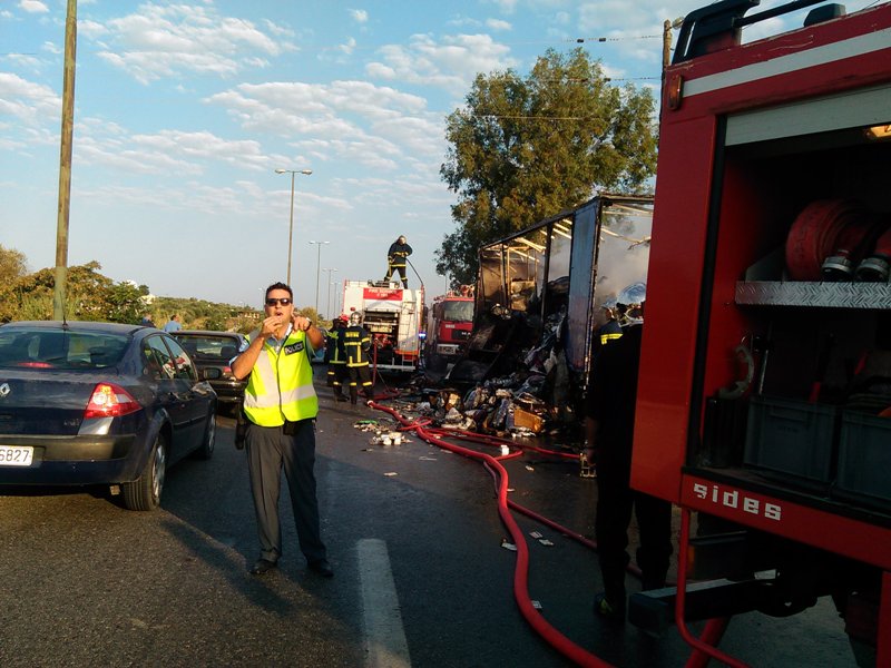 Παρανάλωμα του πυρός νταλίκα στην εθνική  Έκαιγε για ώρες  Μυρωδιά καμένου σε όλα τα Χανιά (Photos)