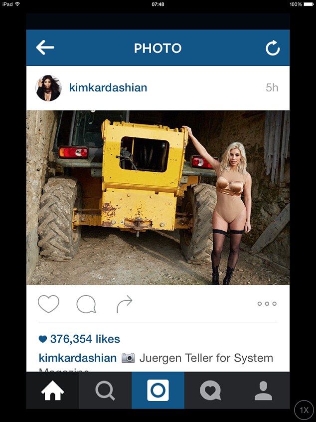 Kim Kardashian: Ποζάρει ημίγυμνη για να «εκθρονίσει» την αδερφή της, Kylie Jenner
