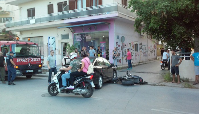 Τραυματισμός σε σύγκρουση αυτοκινήτου με μοτοσικλέτα στα Χανιά (φωτο)