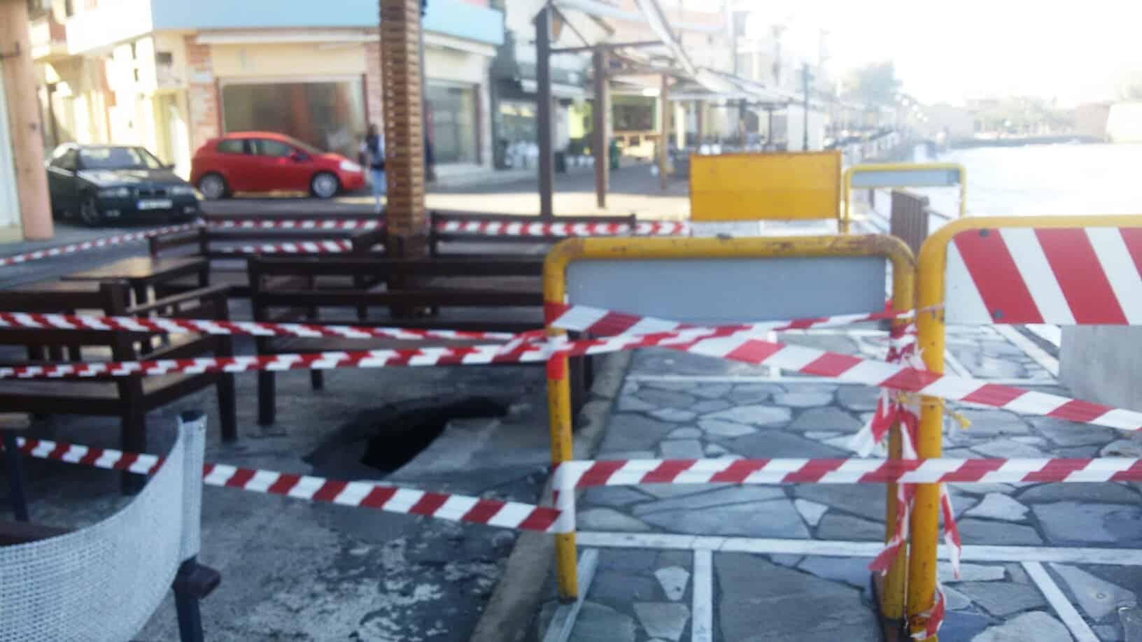 Χανιά: Η διάβρωση άνοιξε τρύπα στον δρόμο του Κουμ Καπί! (Photos)