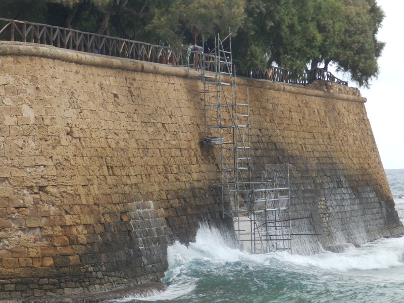 Χανιά :Κλείνουν την τρύπα στην Πύλη της Άμμου (Photos)