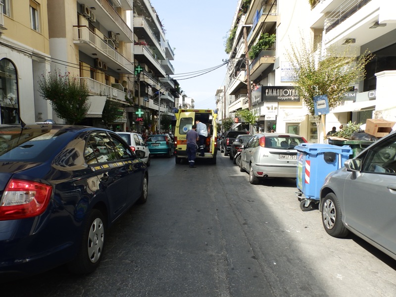 Χανιά: Κοπέλα έπεσε από μηχανή στην μέση της Τζανακάκη (Photos)