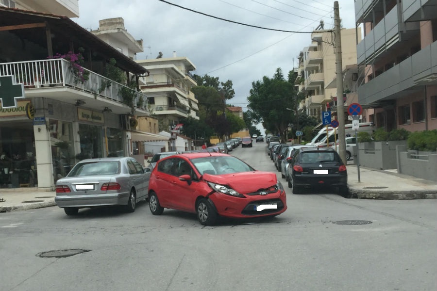 Χανιά: Τροχαίο έξω απ΄την κλινική του Γαβριλάκη (Photos)