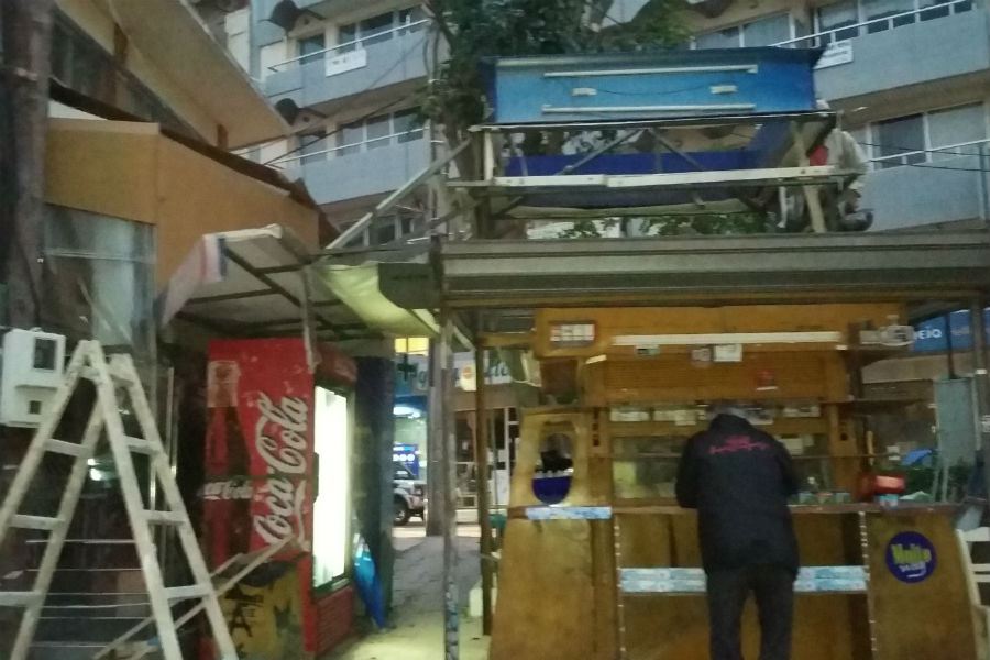 Χανιά: Ξηλώνεται το περίπτερο στην Αποκορώνου (Photos)