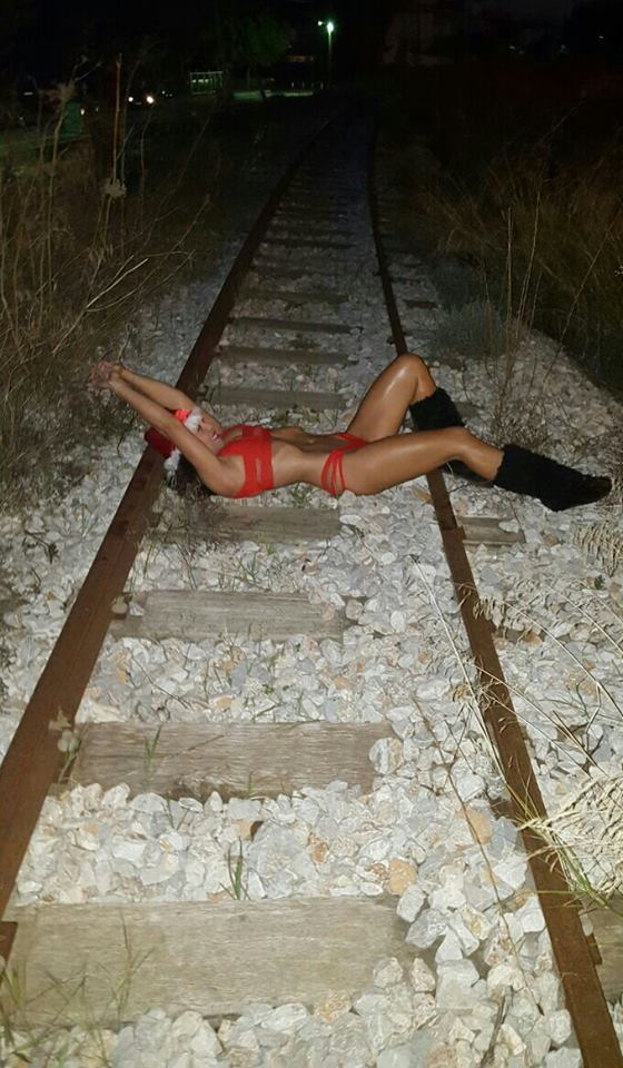 Χριστίνα Πάζιου: Κάνει γυμναστική με κόκκινα εσώρουχα, πάνω στις ράγες του τρένου!