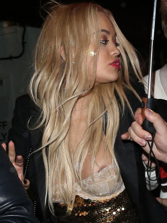 Rita Ora: Το βαθύ ντεκολτέ αποκάλυψε το στήθος της
