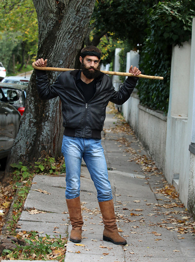 Ο Στάθης Στιβακτάκης πίνει καφέ στην Κηφισιά με την κατσούνα του