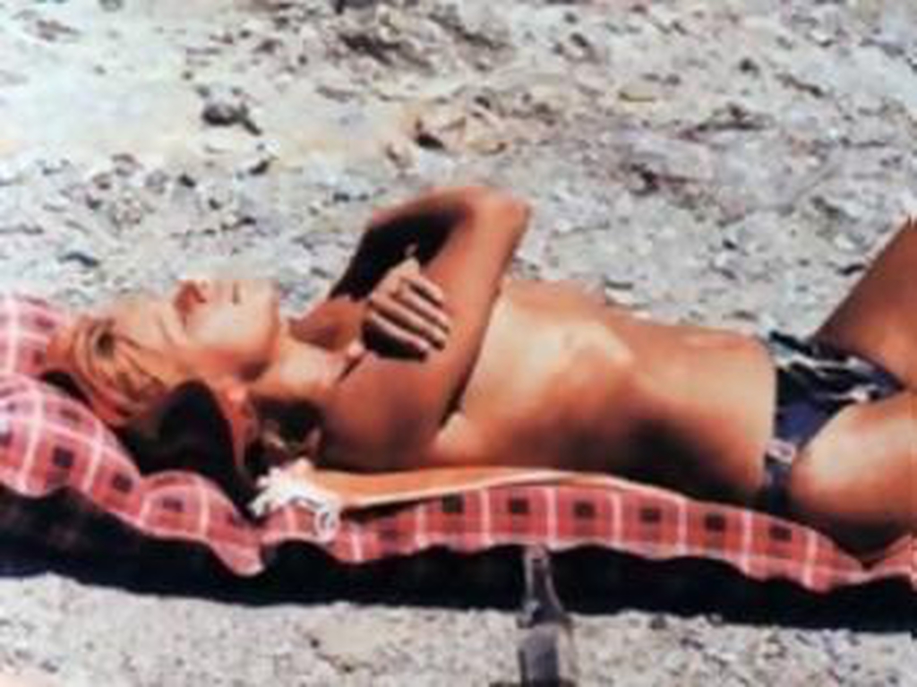 Σπάνιες φωτογραφίες με την Αλίκη Βουγιουκλάκη τόπλες στην παραλία