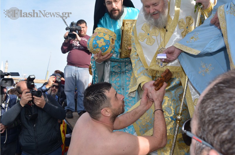 Με λαμπρότητα ο αγιασμός των υδάτων στα Χανιά (φωτο - βίντεο)