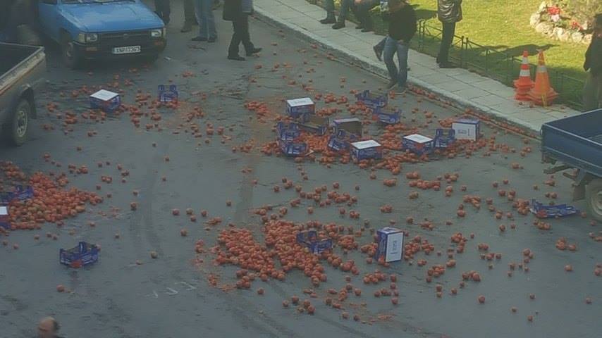 Χανιά: Αγρότες στην Αντιπεριφέρεια πέταξαν ντομάτες στο δρόμο (Photos)