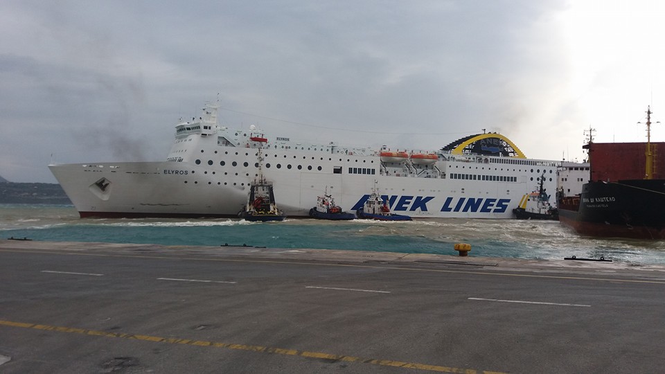 Χανιά: Μάχη με τα κύματα το πλοίο της ΑΝΕΚ - Προσπαθεί να δέσει στο λιμάνι