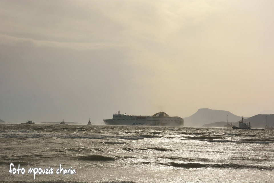 Χανιά: Μάχη με τα κύματα το πλοίο της ΑΝΕΚ - Προσπαθεί να δέσει στο λιμάνι