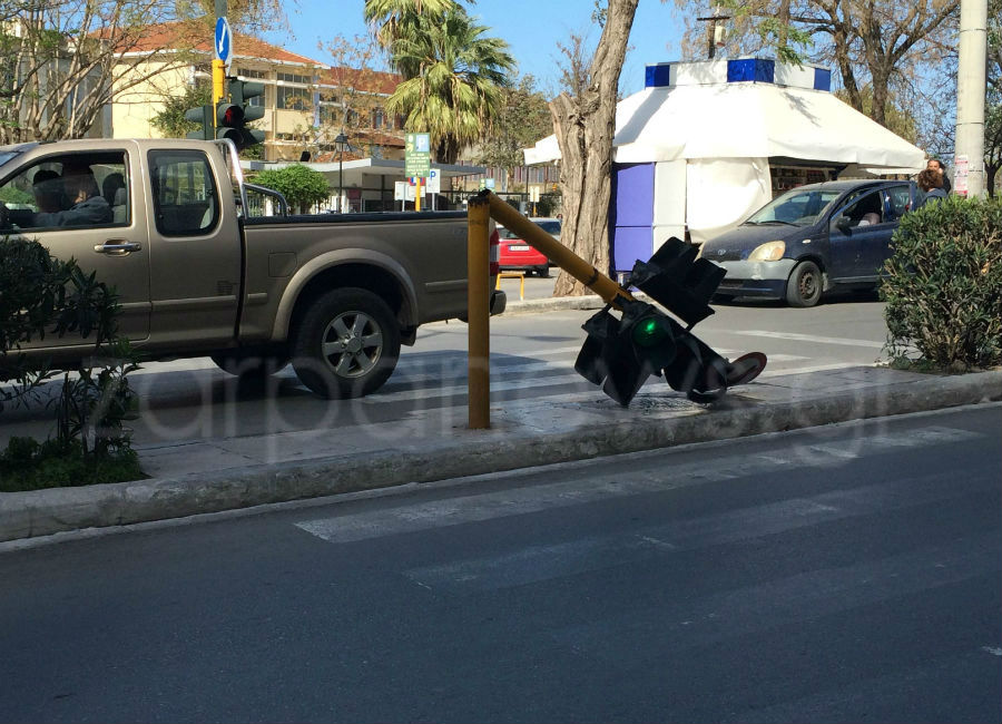 Χανιά: Φανάρι κόπηκε στα δύο (Photos)