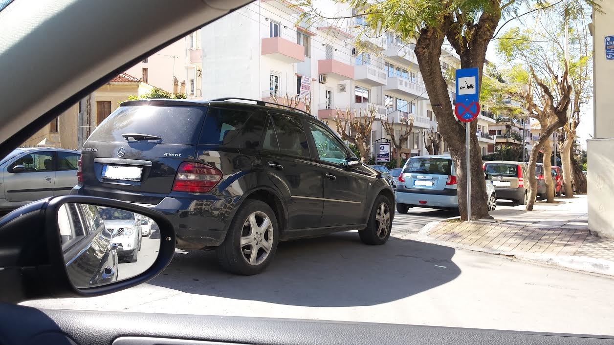 Χανιά: Έγραψε ο γαϊδουρίστας Πάρκαρε την τζιπάρα στη μέση του δρόμου  (Photos)