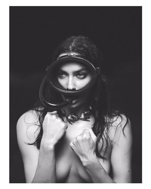 Η Irina Shayk γυμνή μόνο με τα βατραχοπέδιλα και έναν... ξιφία αγκαλιά