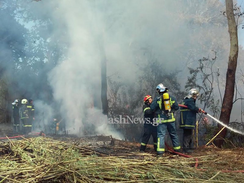 Συναγερμός από φωτιά στα Χανιά, κοντά σε αποθήκες επιχειρήσεων