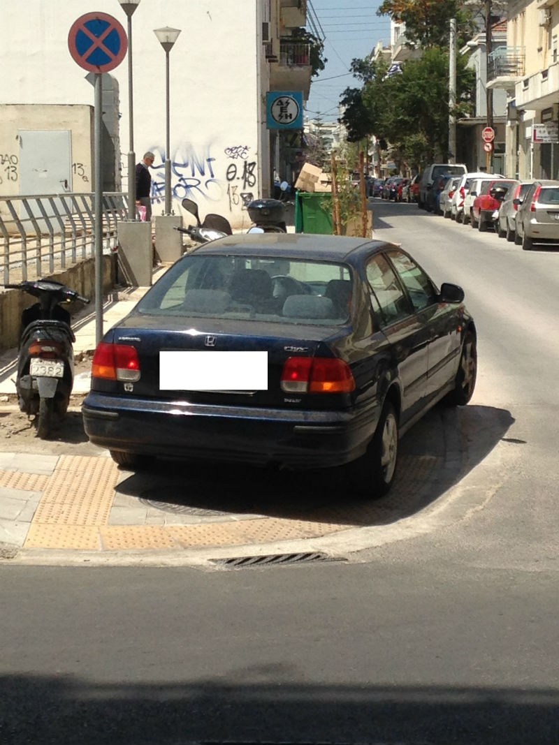 Χανιά: Οι γαϊδουρίστας κάνουν … πεζοδρόμιο (Photos)