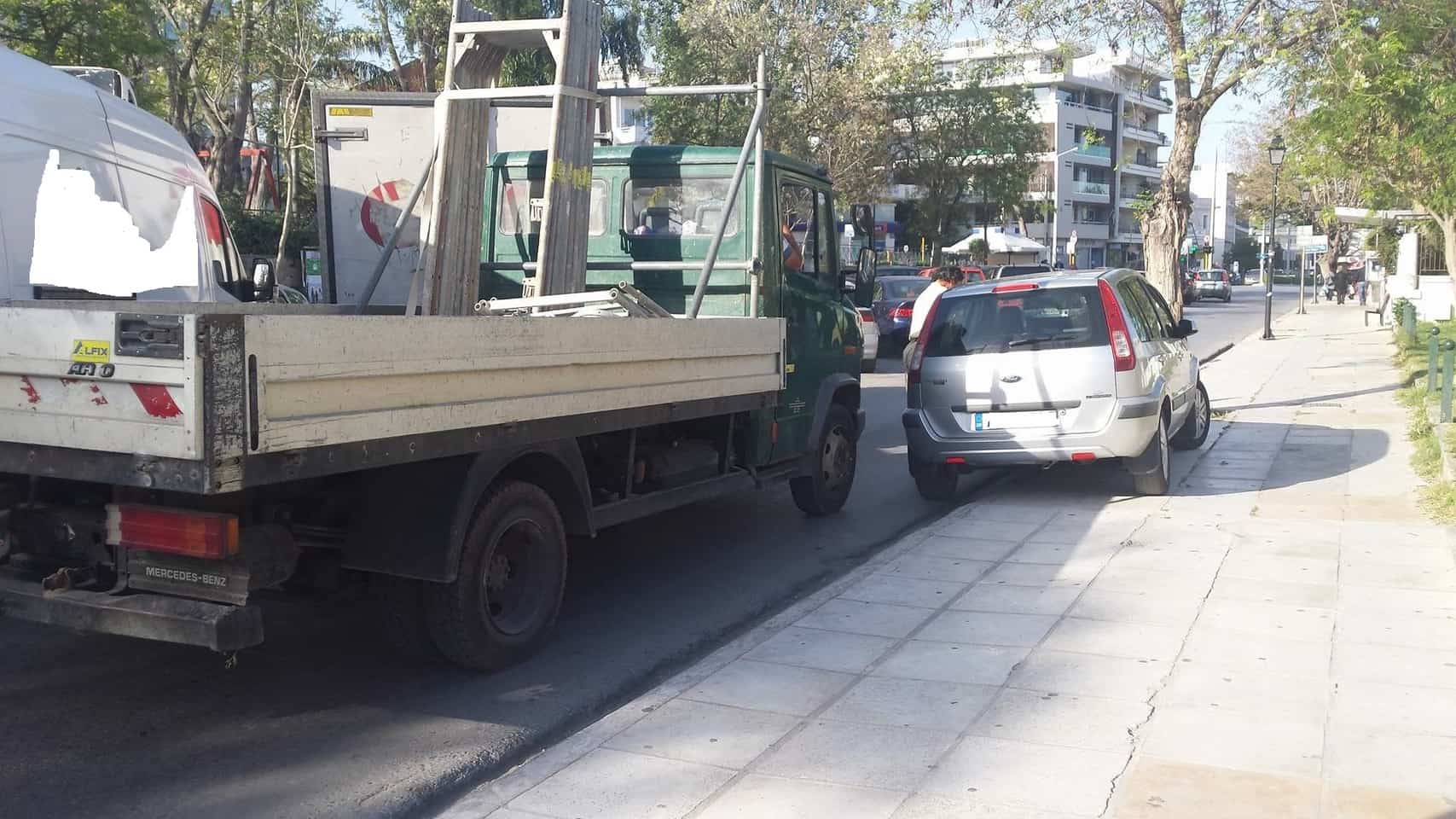 Θηλυκός γαϊδουρίστας : H κυρία άφησε το αυτοκίνητο στην μέση του δρόμου και πήγε στην λαϊκή (Photos)