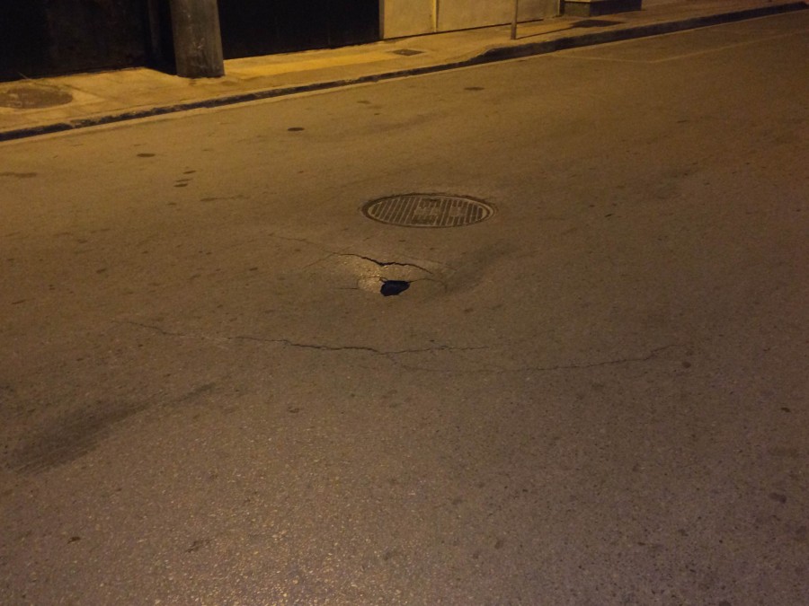 Χανιά: Προσοχή: Επικίνδυνη τρύπα στην Σελίνου (Photos)