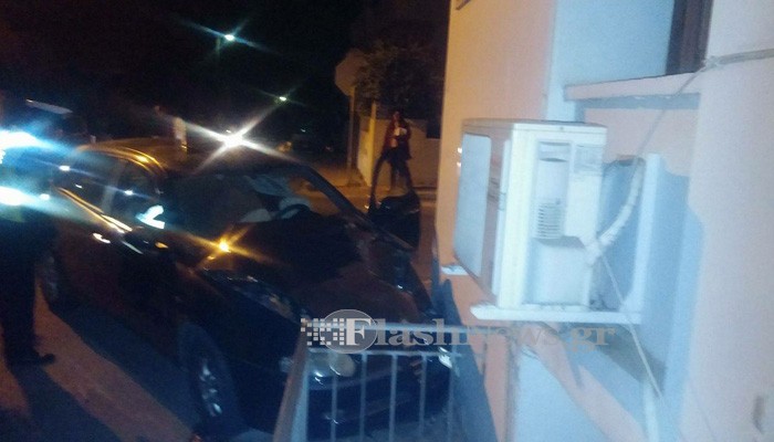 Αυτοκίνητο έπεσε πάνω σε σπίτι στην πόλη των Χανίων (φωτο)