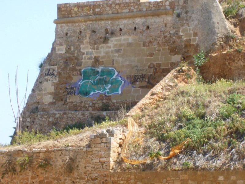 Βανδαλισμοί στα τείχη των Χανίων – «Πάγωσε» η ανάδειξή τους;