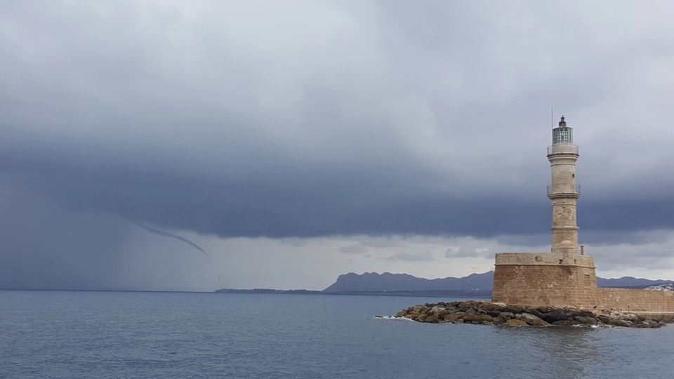 Υδροστρόβιλος εμφανίστηκε στα Χανιά