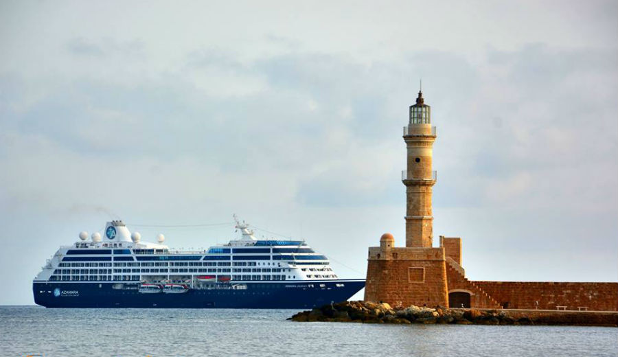 Το πλωτό παλάτι Azamara ανοιχτά του Ενετικού Λιμανιού των Χανίων  (Photos)