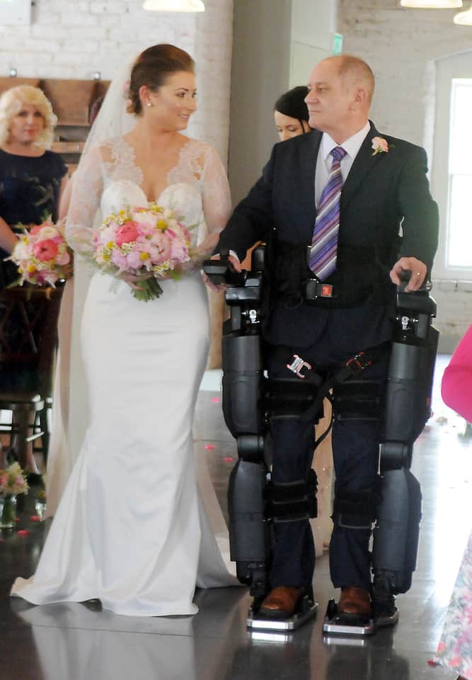 Βίντεο: Ανάπηρος πατέρας συνοδεύει όρθιος την κόρη του στον γάμο της