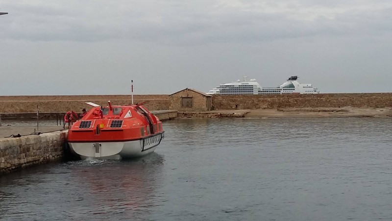 Υπερπολυτελές κρουαζιερόπλοιο στο παλιό λιμάνι των Χανίων