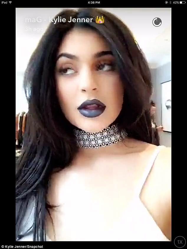 Kylie Jenner: Σέλφι με κορσέ και χωρίς σουτιέν