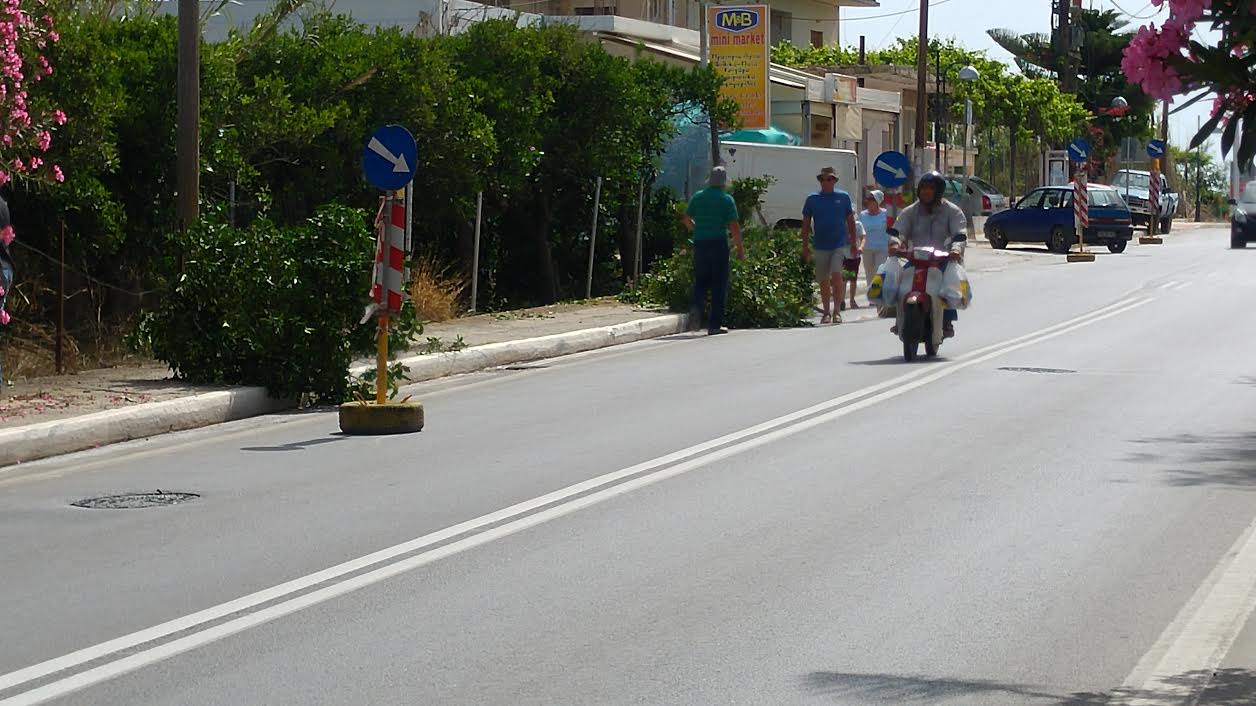 Χανιά: Στον Πλατανιά περίμεναν τον Ιούνιο για να φτιάξουν τα πεζοδρόμια! (Photos)