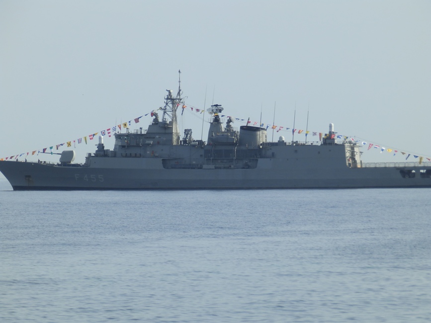 Χανιά: Φρεγάτα του Πολεμικού Ναυτικού ανοιχτά του Ενετικού Λιμανιού (Photos)