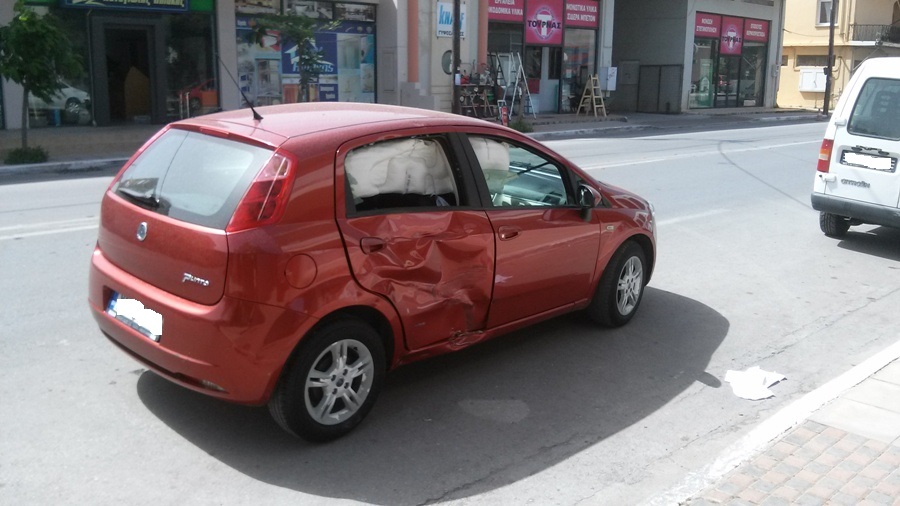 Χανιά: Σύγκρουση μηχανής με αυτοκίνητο στην Λεωφόρο Καζαντζάκη (Photos)