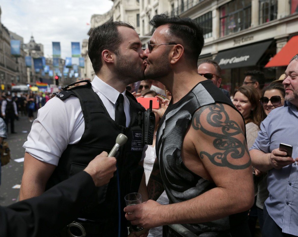 Αστυνομικός έκανε πρόταση γάμου στον σύντροφό του σε Gay Pride (video)