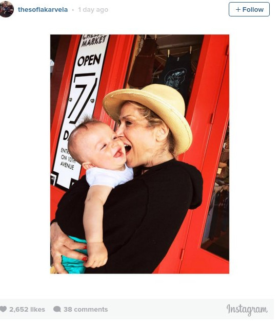 Αννα Βίσση: Χωρίς ρετούς αγκαλιά με το εγγονάκι της (Photo)